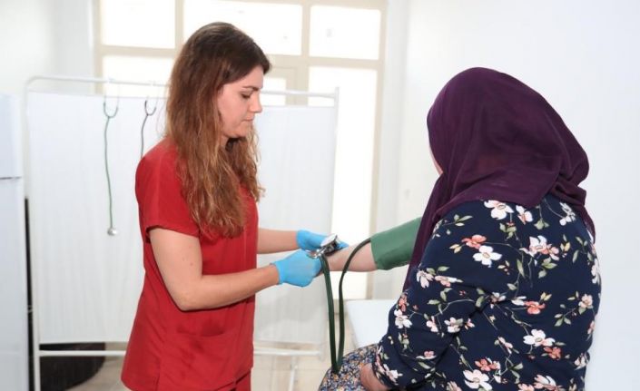 Merkezefendililer Sağlık Kabini’nde ücretsiz tedavi oluyor