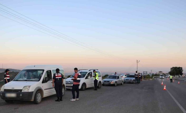 Mersin’de jandarma ekiplerinden dron destekli yol uygulaması yapıldı