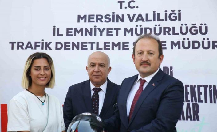 Mersin’de motosiklet sürücülerine kask dağıtıldı