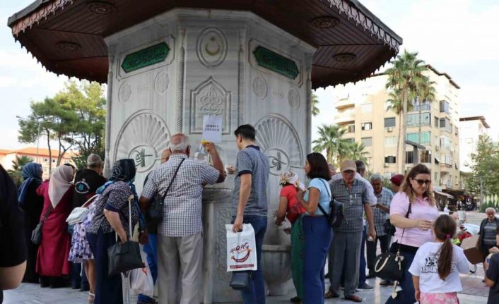 Mevlid Kandili’nde Osmanlı Çeşmesi’nden şerbet aktı