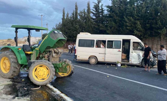 Minibüs ile traktör çarpıştı: 5 yaralı