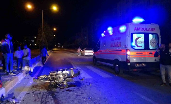 Motosikletin kamyonete çarptığı kazada kişi 2 öldü, kaza anı kamerada