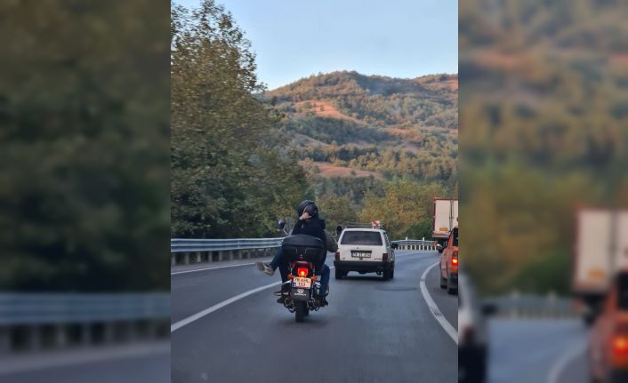 Motosiklette bacak bacak üstüne atarak yolculuk yaptı