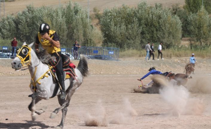 Nefeslerin tutulduğu Türkiye Cirit Şampiyonasında 3 sporcu attan düştü