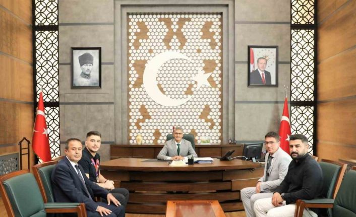 Niğde Valisi, Dünya Şampiyonu Ahmet Talha Kacur’a Hediye