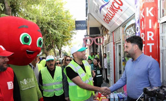 Niğde’de Dünya Temizlik Günü’nde esnafa süpürge ve faraş dağıtıldı