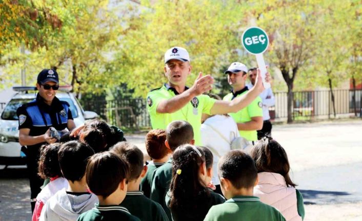 Öğrencilere mobil trafik eğitimleri veriliyor