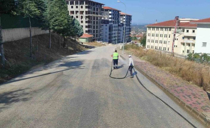 Okul bahçelerinde temizlik ve yıkama çalışması yapıldı
