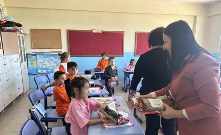 Okula yeni başlayan minikler hediyelerini aldı