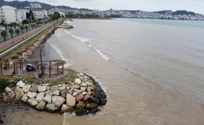 Ordu’da denizin rengi çamura bulandı