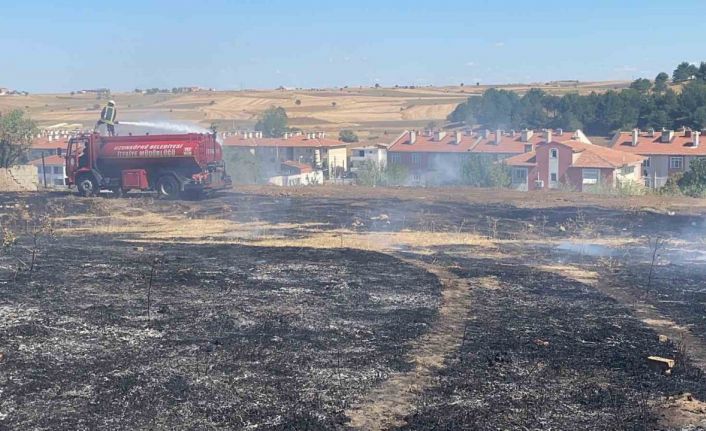 Otluk alanda çıkan yangın, evlere ulaşmadan söndürüldü