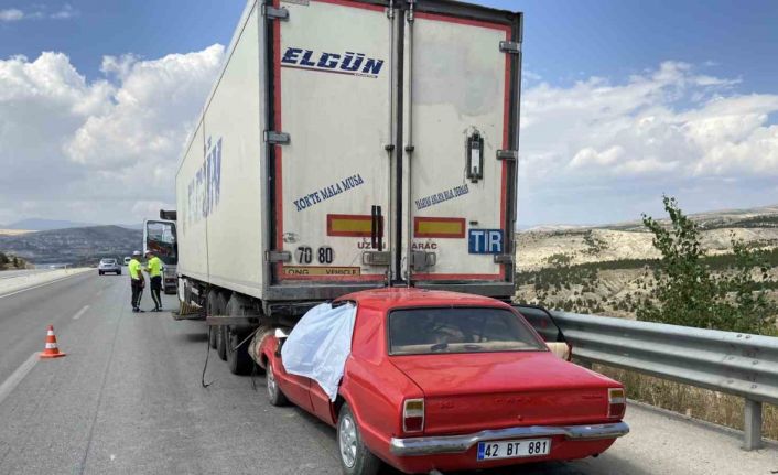 Otomobil tıra arkadan çarptı: 1 ölü, 1 yaralı
