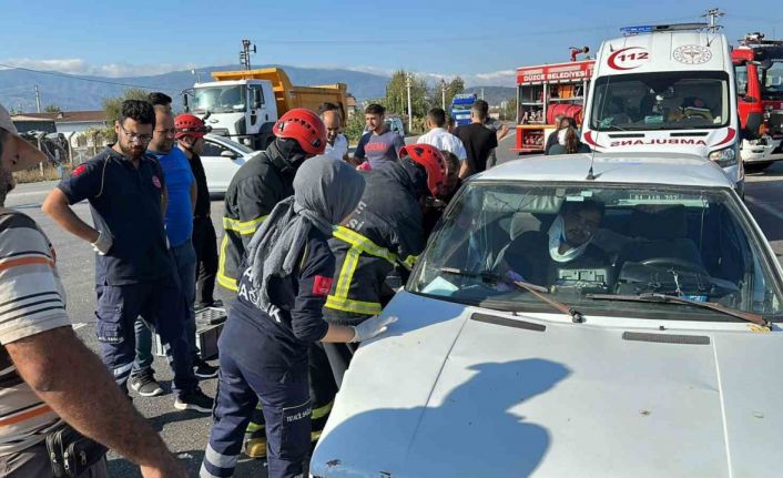 Otomobilde sıkışan yaralının feryatları yürek dağladı