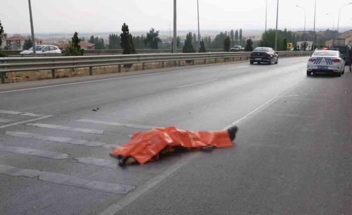 Otomobilin çarptığı motosiklet sürücüsü hayatını kaybetti