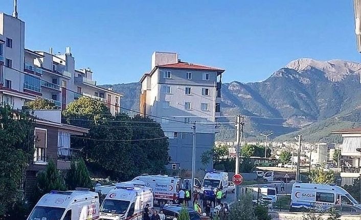 Otomobille çarpışan okul servisi apartman bahçesine uçtu: 14 yaralı