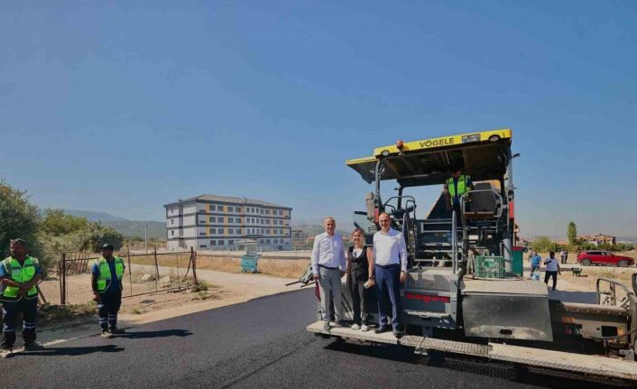 Pamukkale’de okul yollarına sıcak asfalt çalışması sürüyor