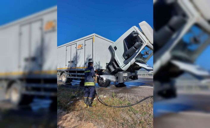 Patlayıcı yüklü kamyonun motor kısmı alev aldı, faciadan dönüldü