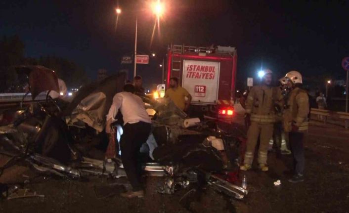 Pendik’te otomobil yolda duran tıra çarptı: 2 yaralı