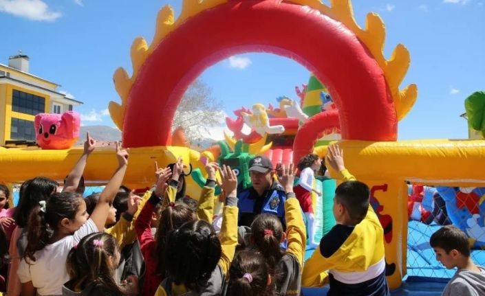 Polis ekiplerince kurulan balon parkta minik öğrenciler eğlenceye doyuyor