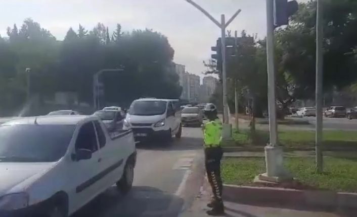 Polis sıkışan trafiği helikopterle tespit edip açtı