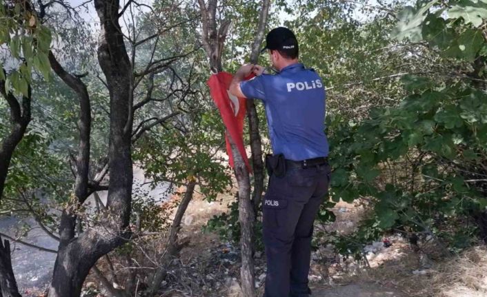 Polis yangında Türk bayrağını alevlere teslim etmedi