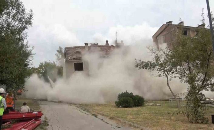 Proje için yıkılan bina toz bulutuna döndü