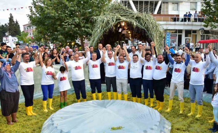 Protokol üyeleri Sarıgöl’de üzüm suyu çıkardı