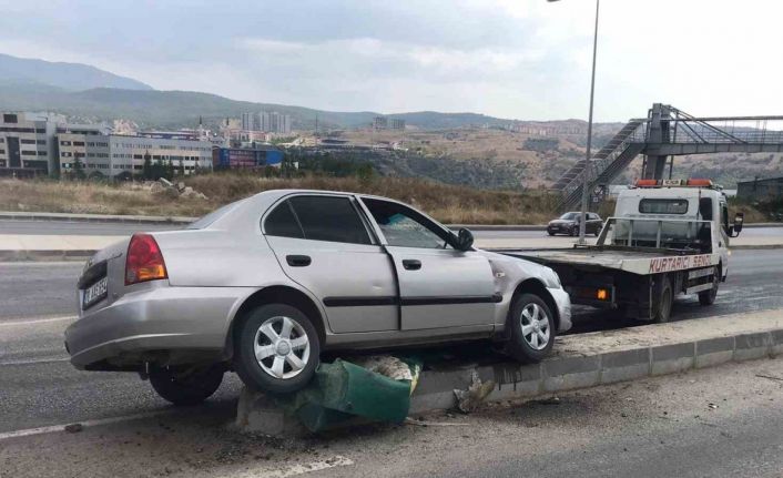 Refüje çıkan otomobildeki 2 kişi yaralandı