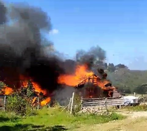 Sakarya’da alevlere teslim olan iki ev kül oldu