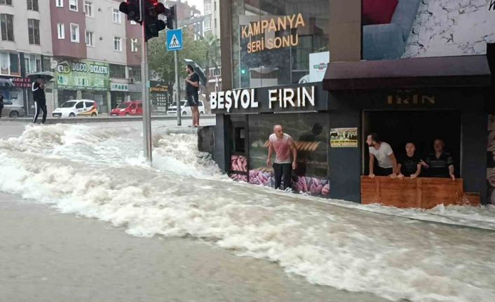 Samsun’da metrekareye 103 kilo yağış düştü, şehir sel sularıyla doldu