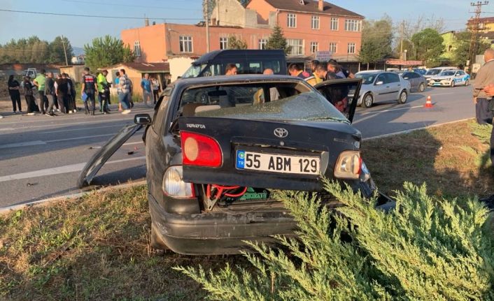 Samsun’da otomobil öğrenci servisi ile çarpıştı: 5 yaralı