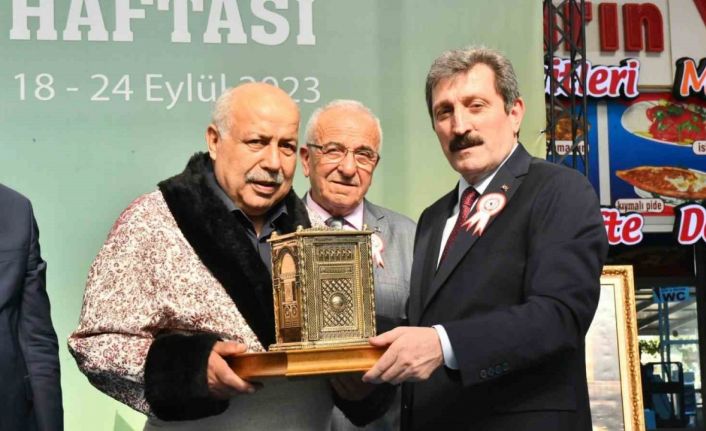 Samsun’da yılın ahisi 60 yıllık ayakkabıcı seçildi