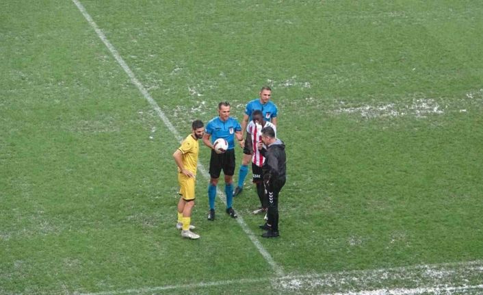 Samsunspor- İstanbulspor maçı yağış nedeniyle 12. dakikada ertelendi