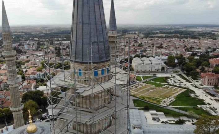 Selimiye’nin minarelerindeki çiniler monte ediliyor