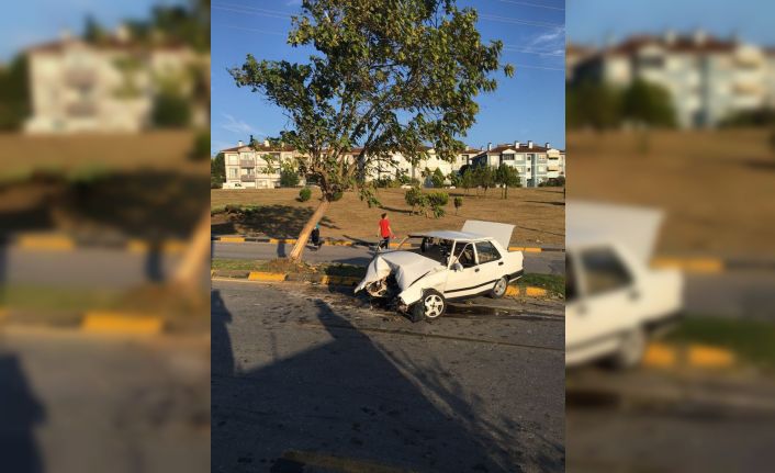 Servis aracına çarpan otomobilin sürücüsü hayatını kaybetti