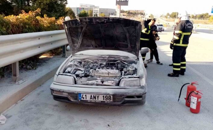 Seyir halindeki araçtan bir anda alevler yükseldi