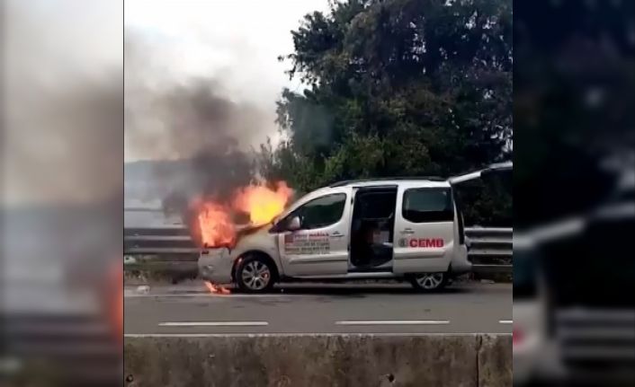 Seyir halindeki hafif ticari araç alev aldı