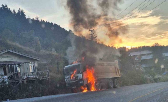 Seyir halindeki hafriyat kamyonu alev alev yandı