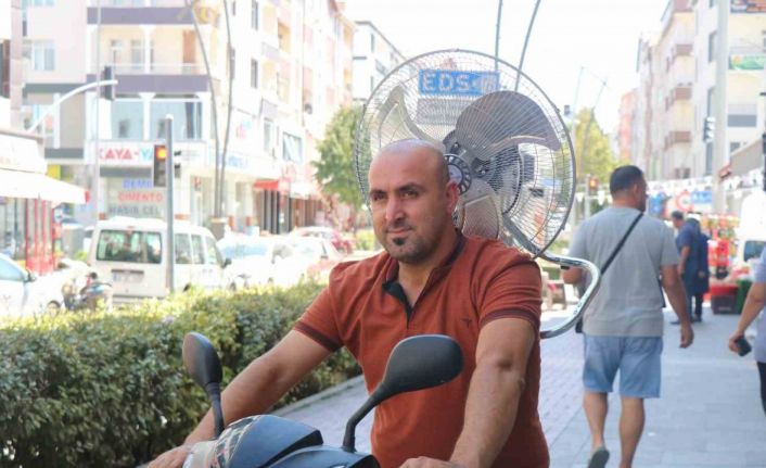 Sıcaktan bunalan vatandaş motosiklete vantilatör taktı