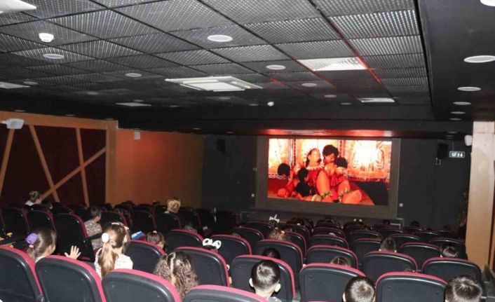 Siirt Belediyesi, çocuklara sinema keyfi sunuyor