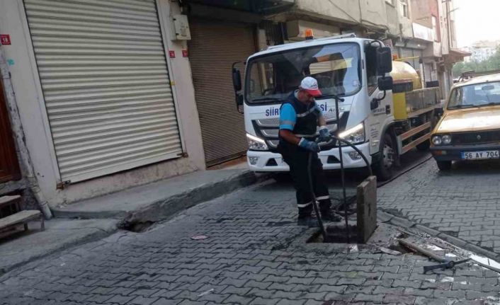 Siirt Belediyesi ekiplerince mazgal ve rögarlar temizleniyor