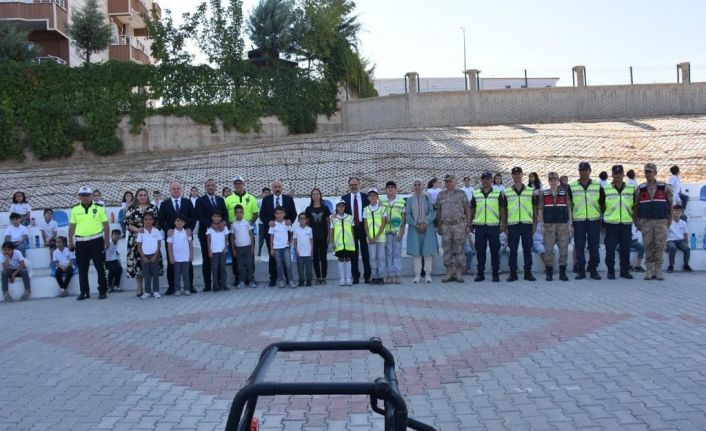 Siirt’te çocuklar trafik andı okudu