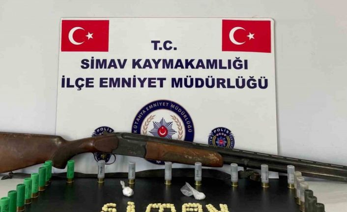 Simav’da durdurulan araçta ruhsatsız av tüfeği ve uyuşturucu ele geçirildi