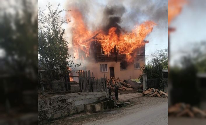 Sinop’ta 2 katlı ev alev topuna döndü