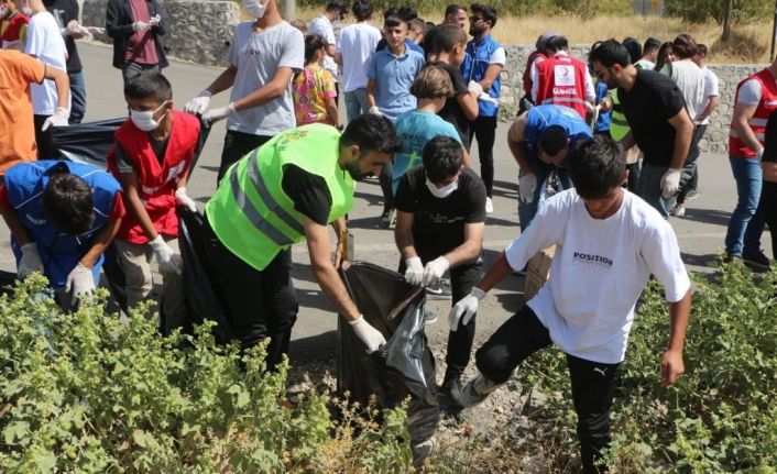 Şırnak’ta gönüllüler birleşip çevre temizliği yaptı