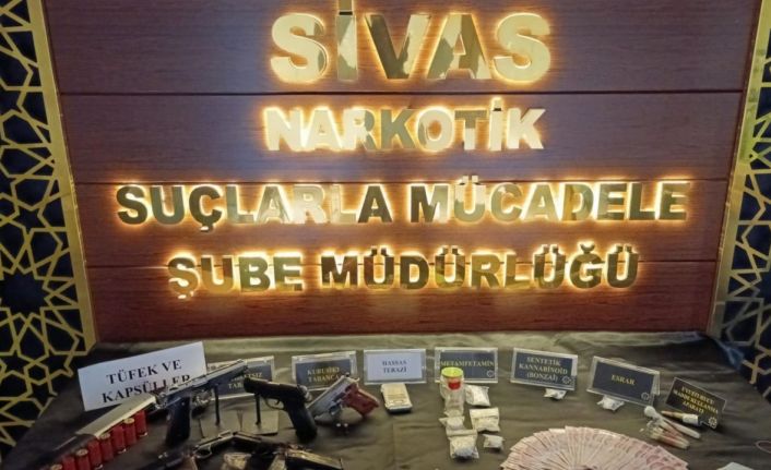 Sivas’ta uyuşturucu operasyonları, binlerce lira ele geçirildi