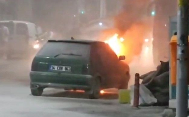 Sultangazi’de alev alev yanan otomobil vatandaşlar tarafından söndürüldü