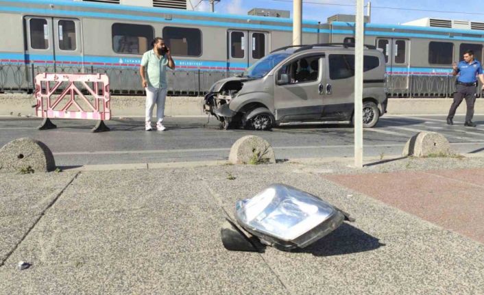 Sultangazi’de kontrolden çıkan araç tramvay hattının demir korkuluklarını yıktı