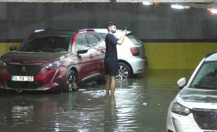 Sultangazi’de otoparkı su bastı: Araçlar kullanılmaz hale geldi