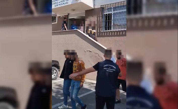 Şüphe üzerine durdurulan araçlardan 22 düzensiz göçmen yakalandı